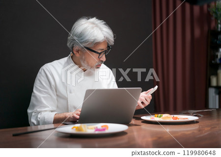 廚師透過查看電腦來提高烹飪水平 119980648