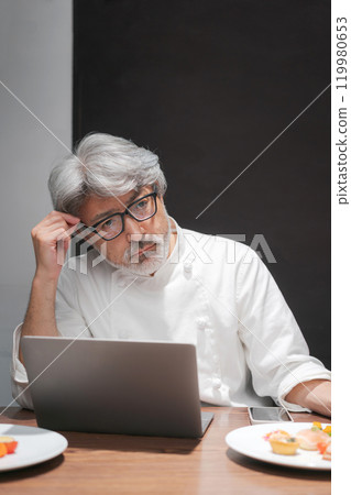 廚師透過查看電腦來提高烹飪水平 119980653