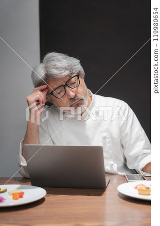 廚師透過查看電腦來提高烹飪水平 119980654