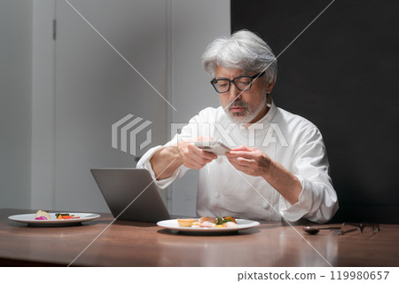 廚師透過查看電腦來提高烹飪水平 119980657