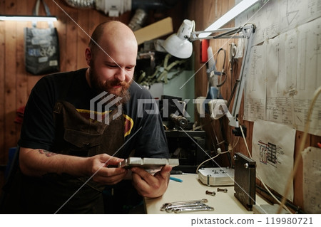 Checking out new metal mold cast 119980721