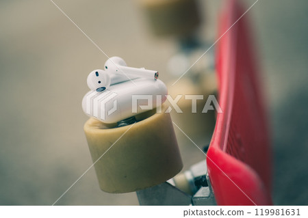 wireless earbuds for smartphone 119981631