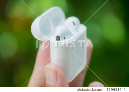 wireless earbuds for smartphone 119981641