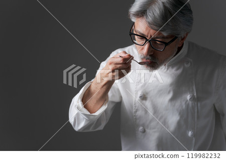 男廚師品嚐食物 男廚師品嚐食物 119982232