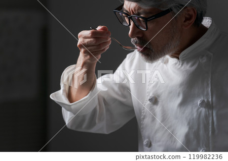 Male chef tasting food 119982236