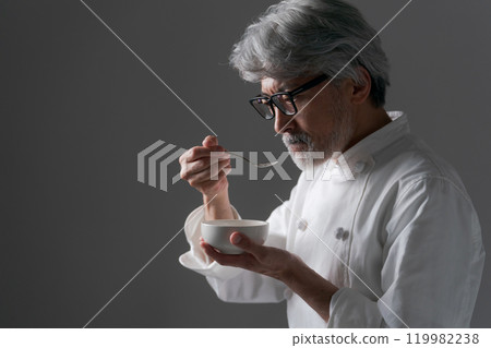男廚師品嚐食物 119982238
