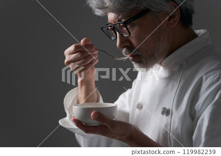 Male chef tasting food 119982239