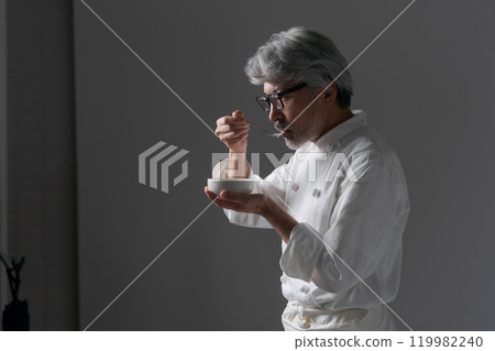 Male chef tasting food 119982240