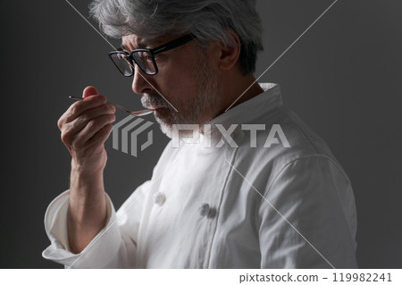 男廚師品嚐食物 119982241