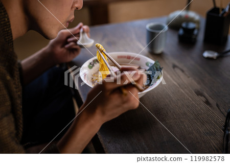 吃拉麵的男人 119982578