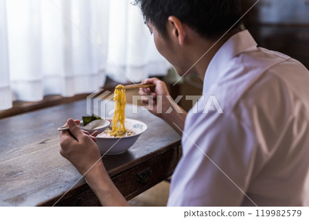 男人吃拉麵 119982579