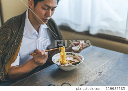 吃拉麵的男人 吃拉麵的男人 119982585