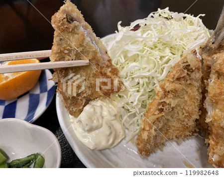炸竹莢魚套餐:日式套餐,含香脆炸竹莢魚和米飯。 炸竹莢魚套餐:日式套餐,含香脆炸竹莢魚和米飯。 119982648