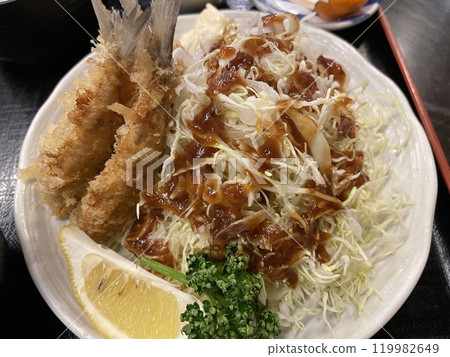 炸竹莢魚套餐：日式套餐，含香脆炸竹莢魚和米飯。 119982649