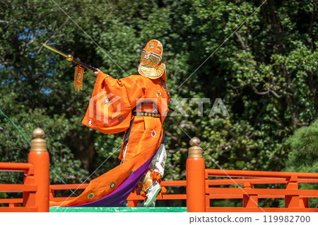 Furiboko舞者是三重縣伊勢市伊勢神宮舉行的秋季神樂祭的表演。 119982700