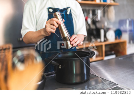 Portrait of a man wearing an apron 119982833