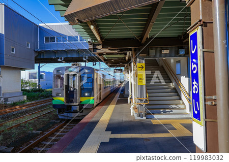 Shiraoi Station (platform and train) in Shiraoi-cho, Shiraoi-gun, Hokkaido Shiraoi Station (platform and train) in Shiraoi-cho, Shiraoi-gun, Hokkaido 119983032