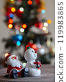聖誕老人和燈飾 119983865