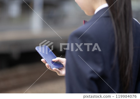 操作智能手機的手 操作智能手機的手 119984076