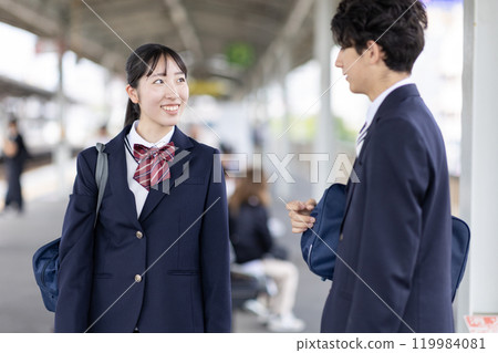 學生與朋友交談 學生與朋友交談 119984081