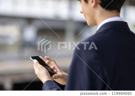 看智慧型手機的學生的手 看智慧型手機的學生的手 119984085