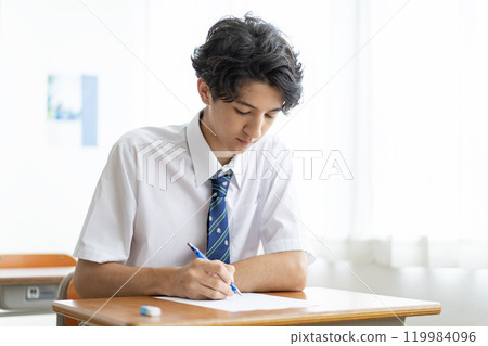 上課的學生 119984096