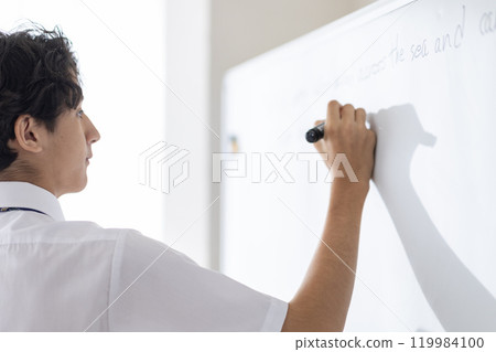 學生在白板上寫答案 119984100