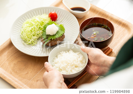一名中年至老年婦女正在送餐 一名中年至老年婦女正在送餐 119984898