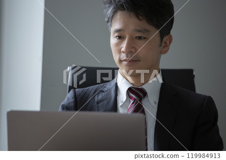 看個人計算機的商人 看個人計算機的商人 119984913