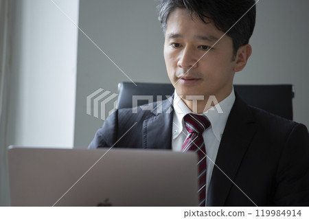 看個人計算機的商人 119984914