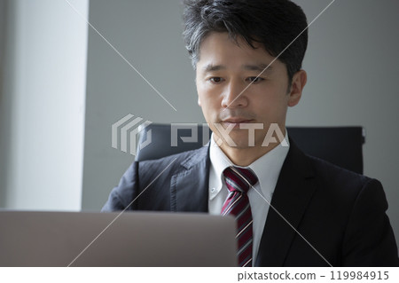 看個人計算機的商人 119984915