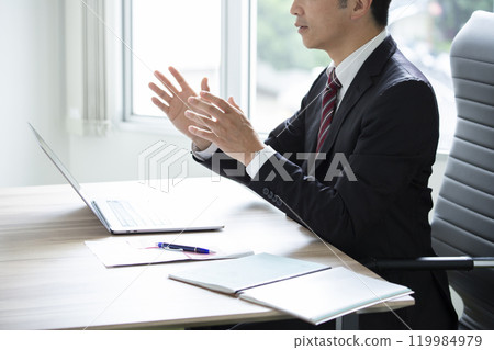 Businessmen meeting in the conference room 119984979