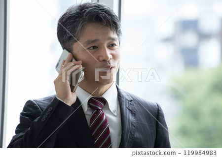 一個商人打電話 119984983