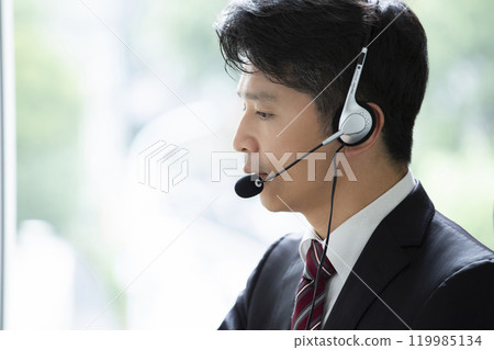 一個戴著耳機上班的男人 119985134