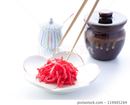 Chopped pickled ginger (thinly sliced pickled ginger) 119985284