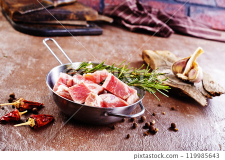 raw meat with spice in pan 119985643