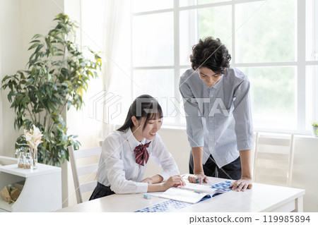 學生由私人導師授課 學生由私人導師授課 119985894