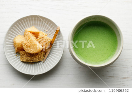 Cup of fresh matcha tea on white wooden table. 119986262