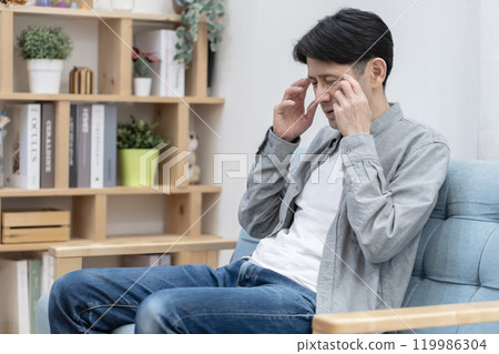 男性健康狀況不佳、頭痛、疲勞、睡眠不足 男性健康狀況不佳、頭痛、疲勞、睡眠不足 119986304