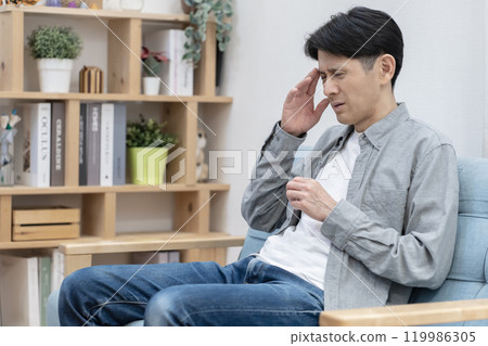 男性健康狀況不佳、頭痛、疲勞、睡眠不足 男性健康狀況不佳、頭痛、疲勞、睡眠不足 119986305