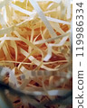一團薄紙帶 緩衝材料 119986334