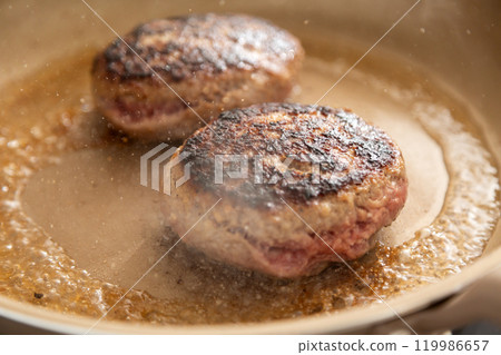 在煎鍋中煎自製漢堡 119986657