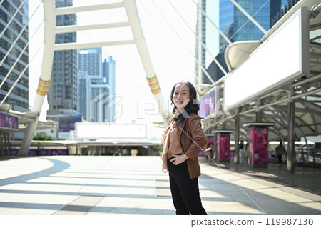 Confident mature businesswoman posing in modern cityscape Confident mature businesswoman posing in modern cityscape 119987130