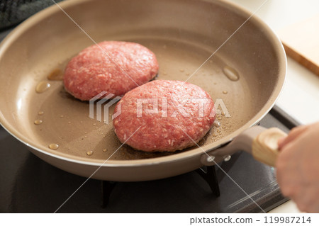 在煎鍋中煎自製漢堡 在煎鍋中煎自製漢堡 119987214