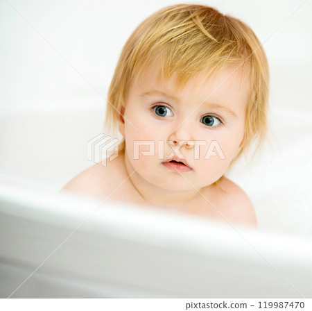 little baby sitting in the bath 119987470