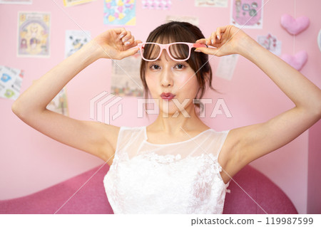 穿著婚紗的年輕女子(配有精美拍照道具的房間) 穿著婚紗的年輕女子(配有精美拍照道具的房間) 119987599