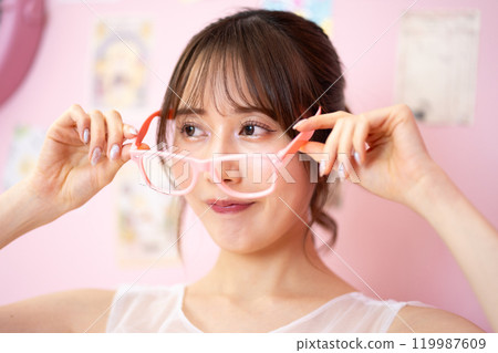 穿著婚紗的年輕女子(配有精美拍照道具的房間) 穿著婚紗的年輕女子(配有精美拍照道具的房間) 119987609