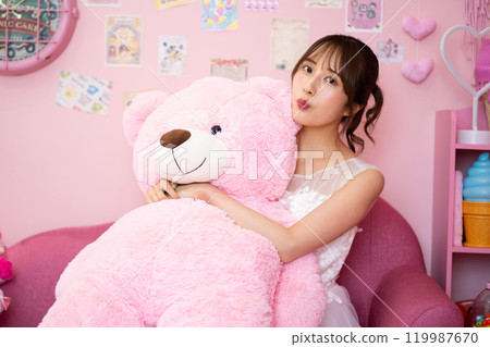 穿著婚紗的年輕女子(配有精美拍照道具的房間) 穿著婚紗的年輕女子(配有精美拍照道具的房間) 119987670