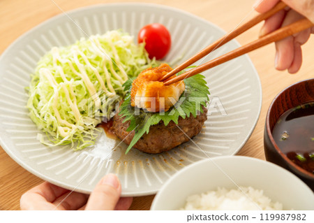 中高級女性吃磨碎的漢堡套餐 119987982