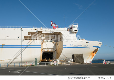 [The rampway in front of the Sunflower Furano, anchored at Oarai Port] 119987993